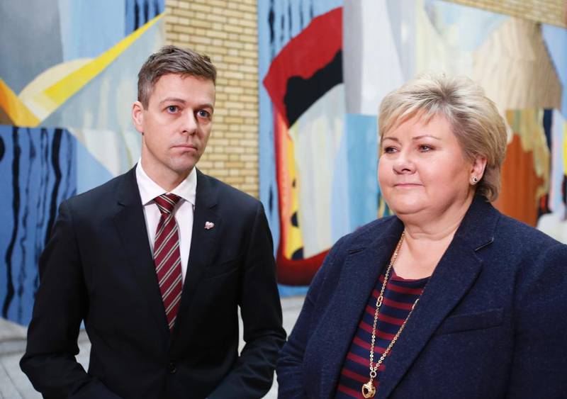 Her står KrF-leder Knut Arild Hareide og statsminister Erna Solberg klar til å bli «dobbeltintervjuet» om sykkelasylanter. Partiene har signert samme avtale – men Hareide bærer på tvil.