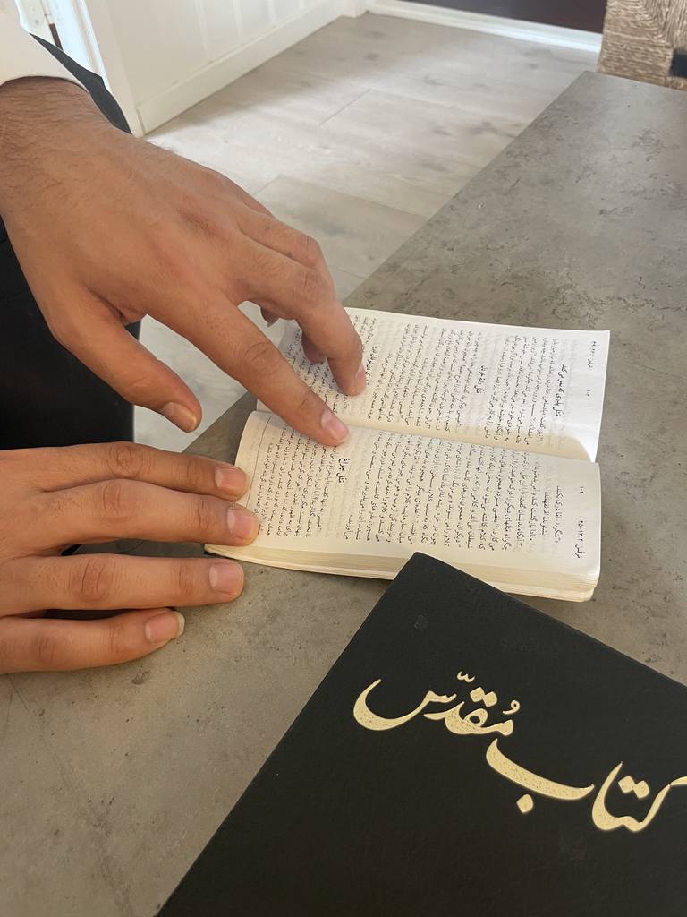 Ali Mirvahabi Namin leser fra Bibelen på persisk.