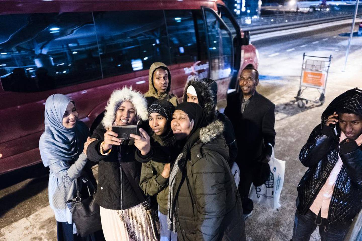 Endelig i Norge! Etter å ha vært ute på sin første flytur – fra Addis Abeba i Etiopia – er Asho klar til å ta med familien til Tynset i maxi-taxi. Men først en selfie.