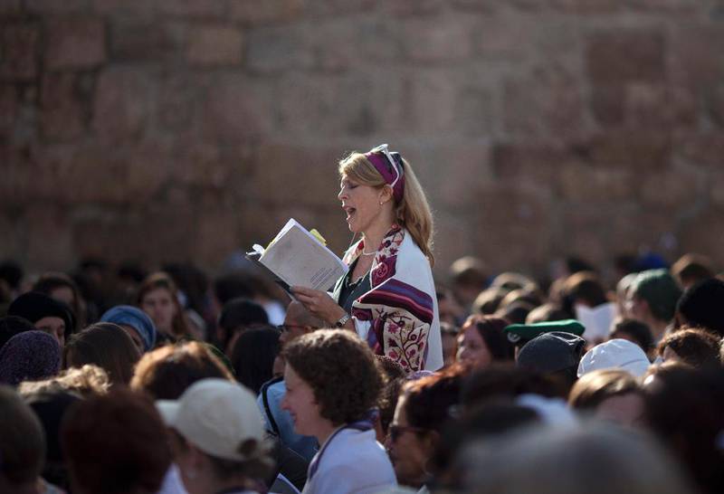 En jødisk kvinne leser opp bønner ved Klagemuren i Jerusalem. 