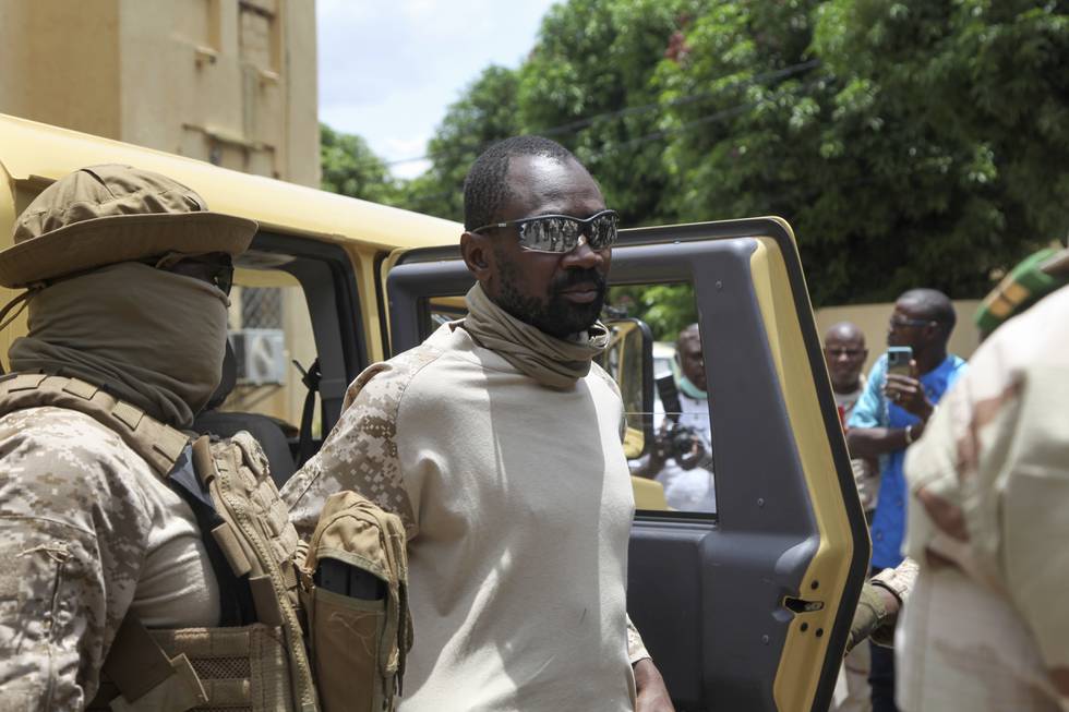 Oberst Assimi Goïta har gjennomført to militærkupp i Mali på halvannet år. Landet er nå suspendert fra Den afrikanske unionen (AU). Foto: AP / NTB