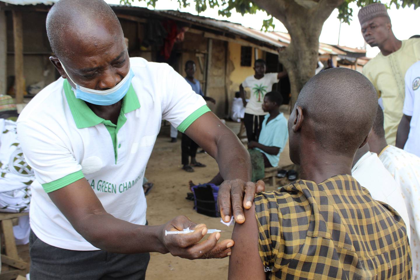 En helsearbeider setter en dose av koronavaksinen Moderna utenfor en moské i i Abuja i Nigeria. Mens Nigeria allerede er i gang med andre vaksinerunde, er mange andre land i Afrika langt bak når det gjelder å vaksinere innbyggerne. Foto: Gbemiga Olamikan/ AP/NTB