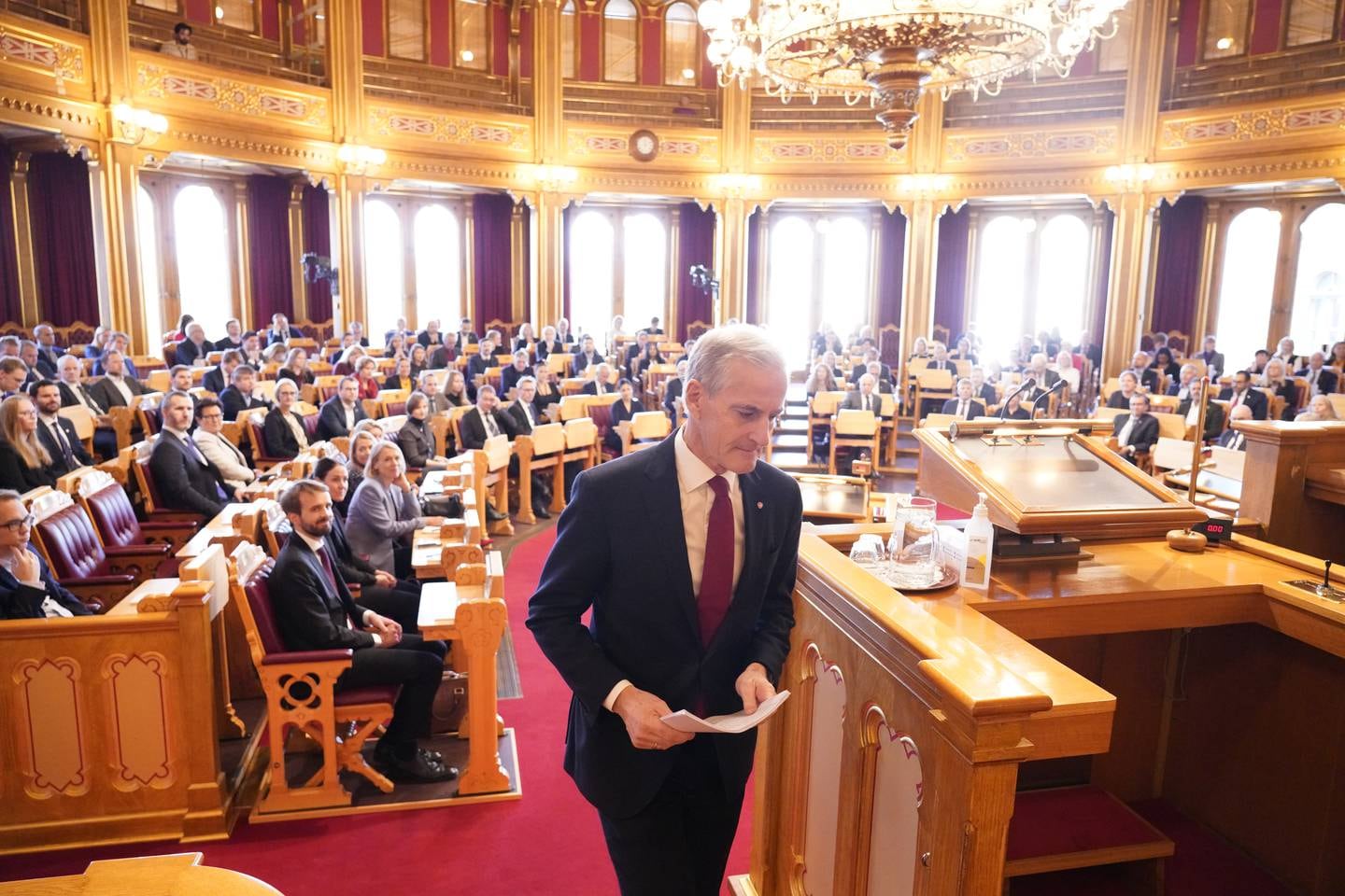 Statsminister Jonas Gahr Støre legger fram regjeringens tiltredelseserklæring i Stortinget.
Foto: Ole Berg-Rusten / NTB