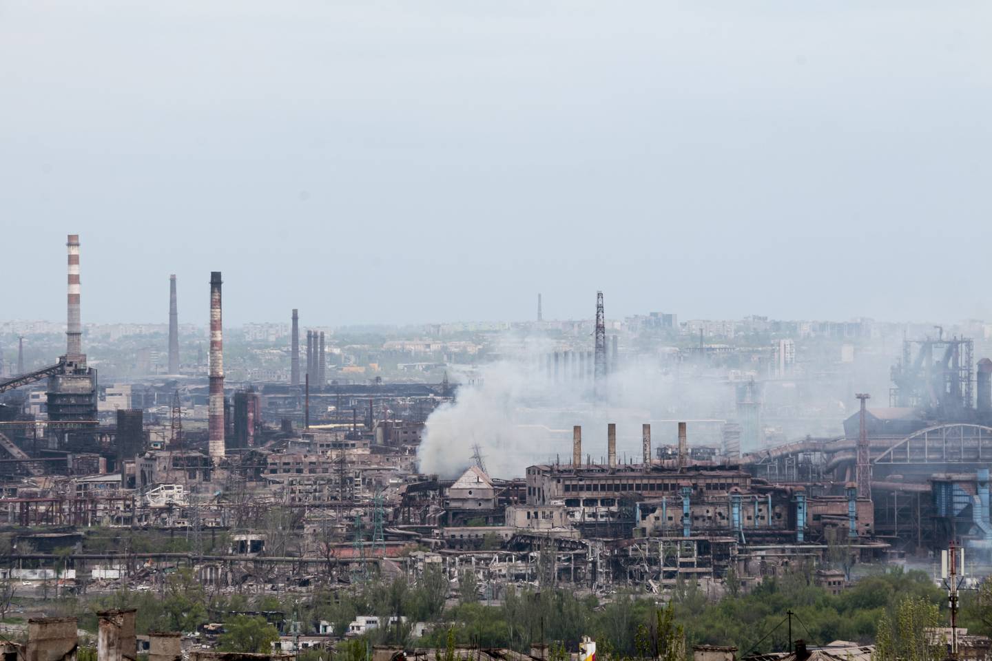 Røyk stiger fra Azovstal-stålverket i Mariupol 5. mai. Stålverket har lenge vært tilholdssted for de siste gjenværende ukrainske styrkene i Mariupol. Foto: AP / NTB