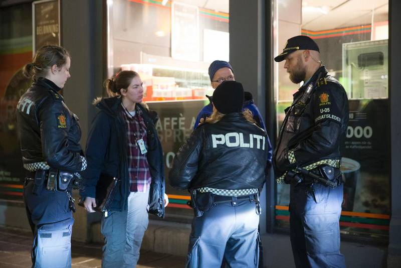 Politiet på åstedet etter slagsmål i Skippergata i Oslo. Tilliten til politiet i Norden er svært robust, viser undersøkelser. 