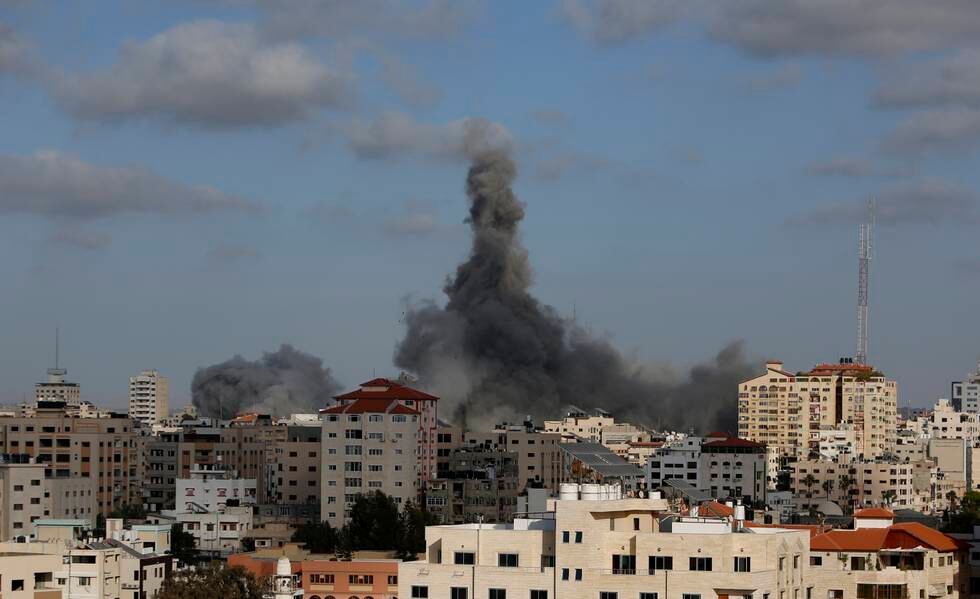 De israelske luftangrepene mot Gazastripen krever stadig flere liv, samtidig som Hamas fortsetter rakettangrepene mot Israel. Også i Israel krever konflikten sivile liv. Foto: Hatem Moussa / AP / NTB
