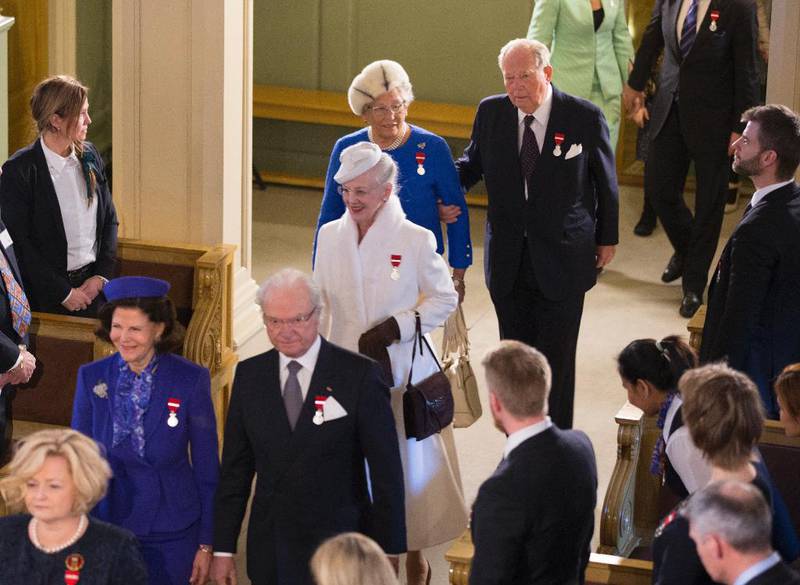 Dronning Silvia og kong Carl Gustaf, dronning Margrethe og prinsesse Astrid, fru Ferner sammen med resten av kongefamilien ankommer gudstjeneste i Slottskapellet. 