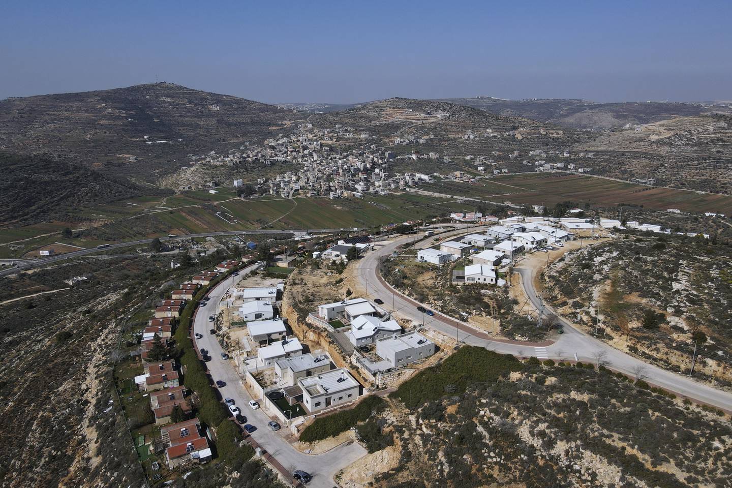 Brasil, Argentina, Chile og Mexico retter hard kritikk mot Israels planer om å godkjenne ni utposter på den okkuperte Vestbredden og bygge 10.000 nye boliger som disse i bosetningen Eli. Foto: Ariel Schalit / AP / NTB