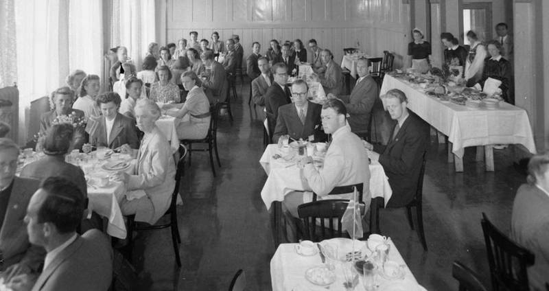 Glansdager: Her inntar kristenfolket frokost på Trøndelag misjonhotell i 1946. Da var det 40 misjonshotell i norske byer.