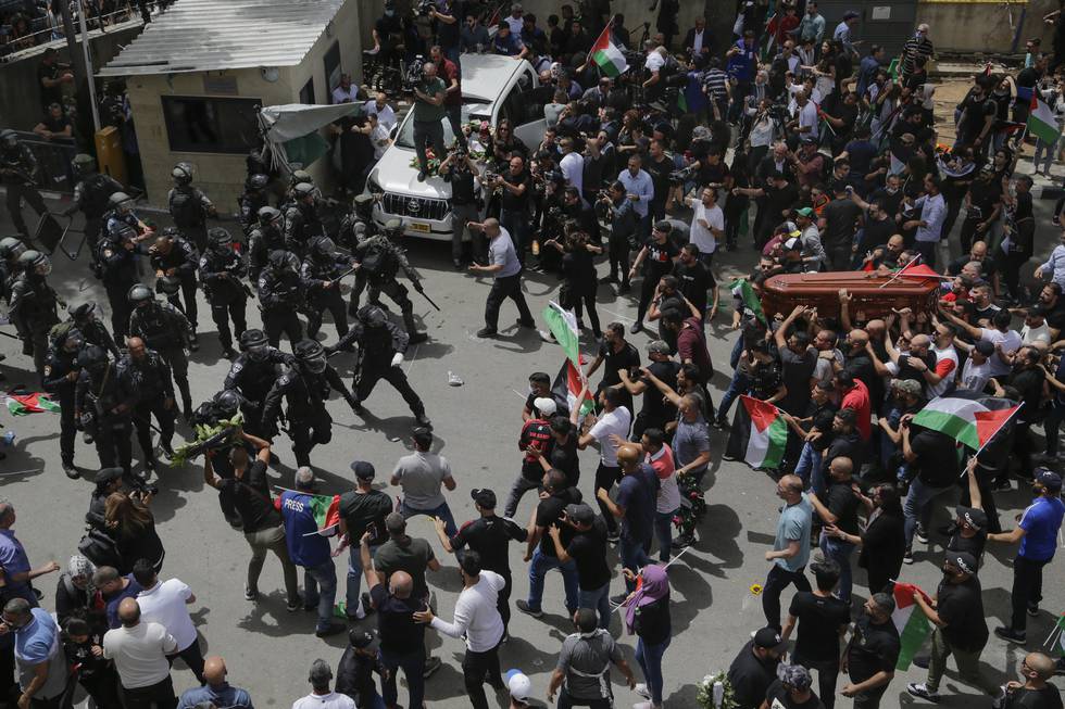 Israelsk opprørspoliti bruker makt mot gravfølget til den palestinske journalisten Shireen Abu Akleh i Øst-Jerusalem fredag. Foto: Maya Levin / AP / NTB
