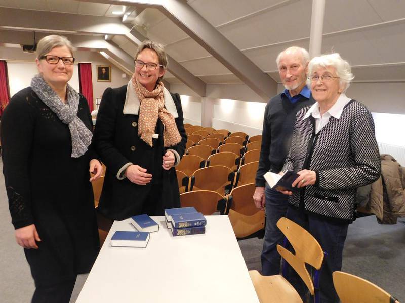 Valgmenighetsmedlemmer i Osted i Danmar samlet til kulturkveld på den lokale friskolen. Fra venstre Isabel Hansen, Laura Lundager Jensen, Ole Sivertsen og Tove Sivertsen.