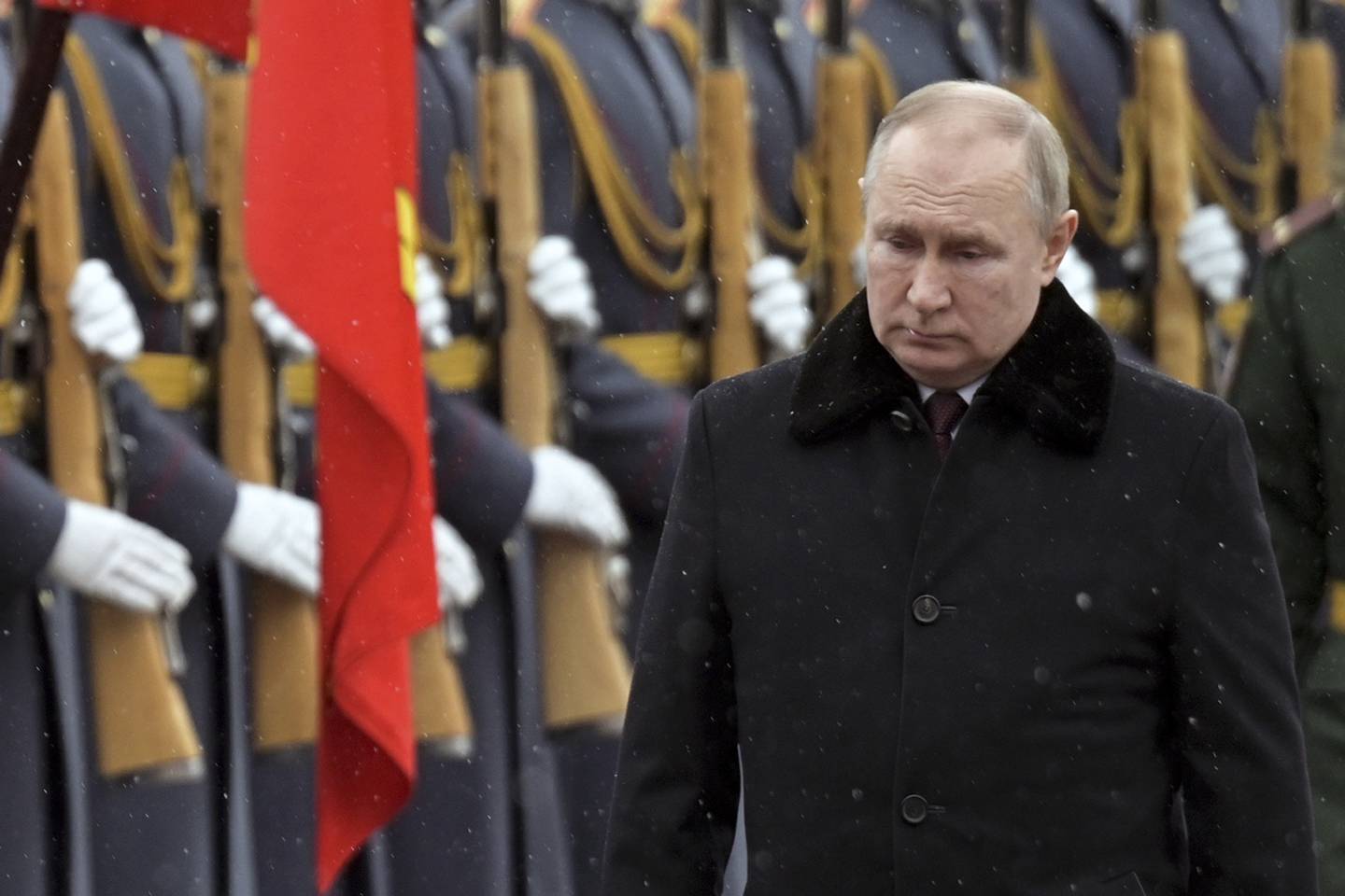 Russlands president Vladimir Putin avbildet ved den ukjente soldats grav i Moskva onsdag. Foto: Alexei Nikolsky / AP / NTB