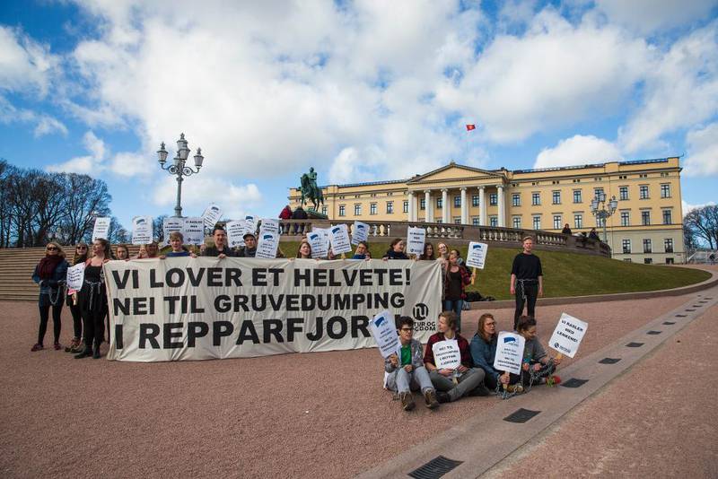 Natur og Ungdom og Unge Høyre protesterer mot dumping av avfall i Repparfjord i Finnmark, idet ministrene kommer til statsråd på Slottet en dag i mars 2014. 