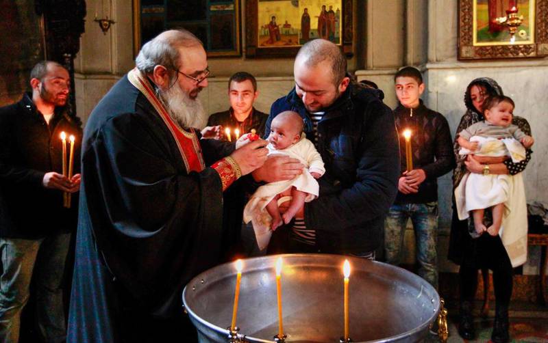 Et barn ­døpes i en av Tbilisis georgisk-­ortodokse kirker. Nå ønsker deler av det politiske liv å innføre en paragraf som gjør det ulovlig å krenke religiøse følelser.