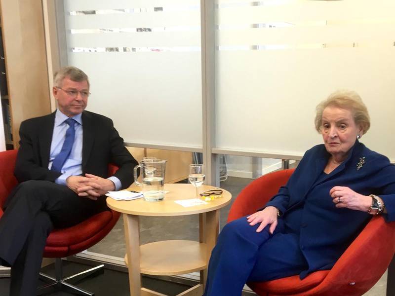 Kjell Magne Bondevik diskuterte demokratibygging med USAs tidligere utenriksminister Madeleine Albright under et seminar i forbindelse med Oslosenterets 10-årsjubileum.