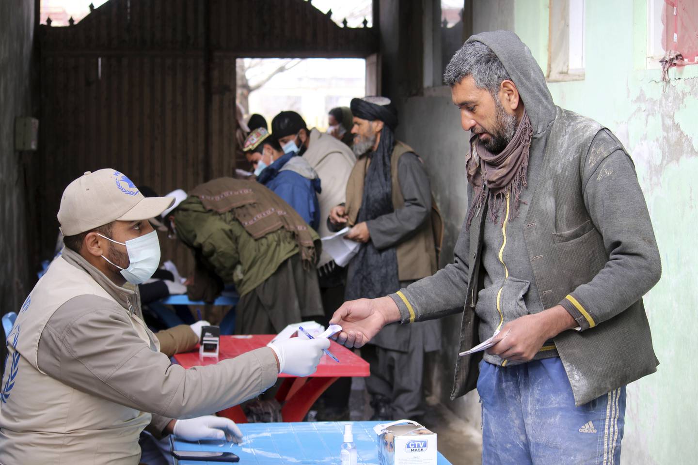 Ifølge FN er rundt 90 prosent av Afghanistans 38 millioner innbyggere helt avhengige av nødhjelp, og millioner trues nå av sult i landet. Foto: AP / NTB 