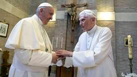 Pave Frans reverserer pave Benedikts ordre