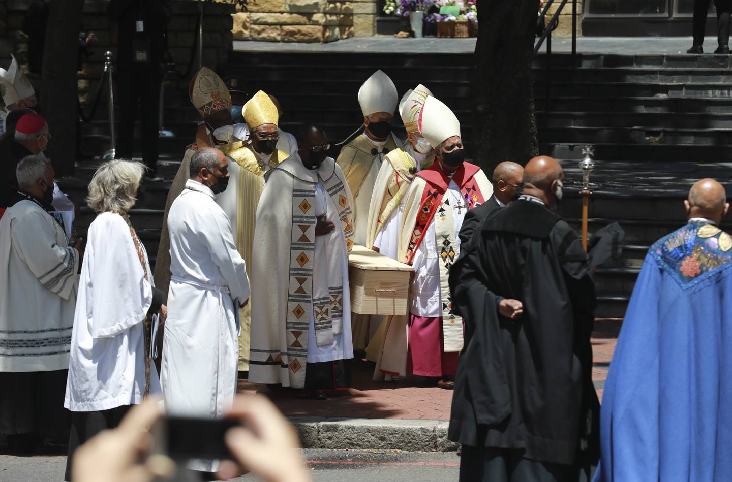 Den enkle furukisten med Desmond Tutu ble båret ut av katedralen i Cape Town etter bisettelsen lørdag. Foto: Nardus Engelbrecht / AP / NTB