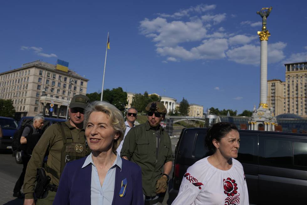EU-kommisjonens president Ursula von der Leyen på besøk i Kyiv lørdag 11. juni. Foto: Natacha Pisarenko / AP / NTB