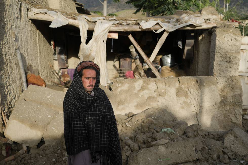 Tusenvis av hus raste sammen da et kraftig jordskjelv rammet det østlige Afghanistan natt til onsdag. Fortsatt ligger det ofre i ruinene, og ingen vet hvor mange liv som gikk tapt. Foto: AP / NTB
