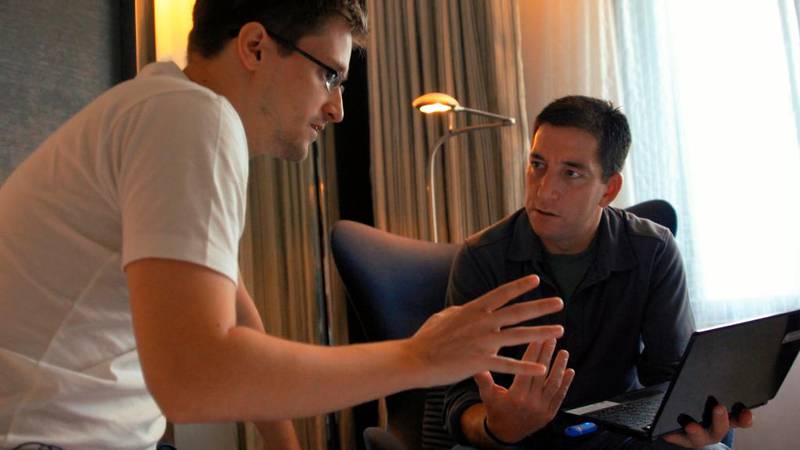 I juni 2013 møttes Edward Snowden og journalisten Glenn Greenwald på et hotell i Hong Kong. Sammen med dem var også Laura Poitras, som laget dokumentarfilmen Citizenfour. De gjorde mange grep for å slippe at noen kunne følge med.