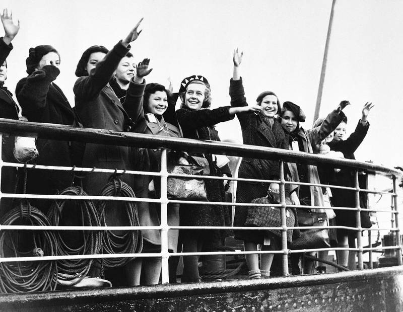 Unge jødiske flyktninger fra Tyskland ankommer Harwich i England 2. desember 1937. Nå vil rekordmange av deres etterkommere bli tyske statsborgere.