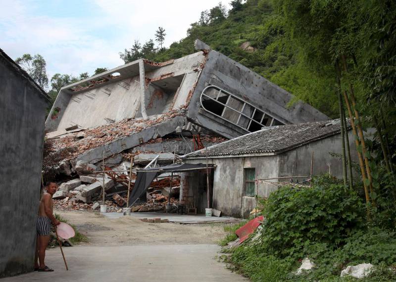 En katolsk kirke ligger i ruiner, revet av myndighetene i Kina. 