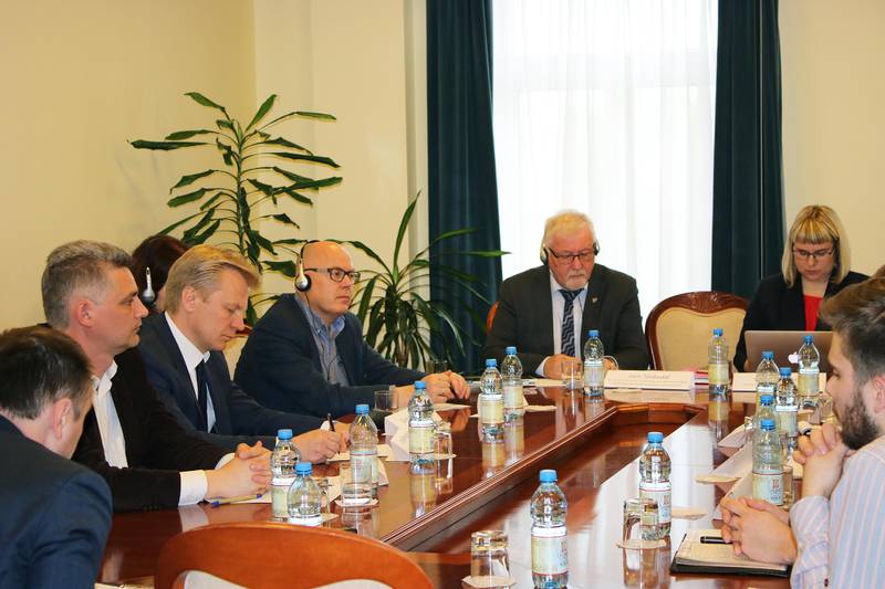 Olav Eggebø Aanonsen og Geir Toskedal (nummer tre og to fra høyre) sitter i et møte sammen med Volha Kovalkova (lengst til høyre) i Minsk. Til høyre for Aanonsen sitter Vital Rymasheuski. Både han og Kovalkova er sentrale ledere i partiet Belarusian Christian Democracy.
