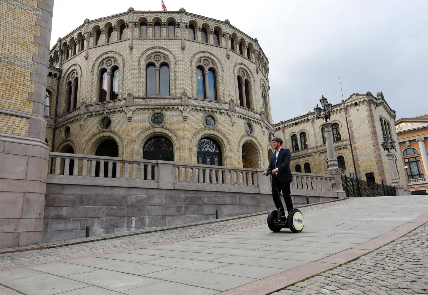 Oslo  20140701.
Statssekretær i i samferdselsdepartementet Jon Georg Dale prøve seg på en Segway. Tohjulingen er tillat i bruk i Norge fra idag. 1. juli.
Foto: Terje Bendiksby / NTB scanpix
