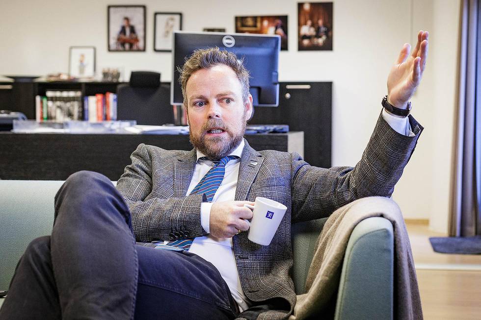 Torbjørn Røe Isaksen på kontoret.