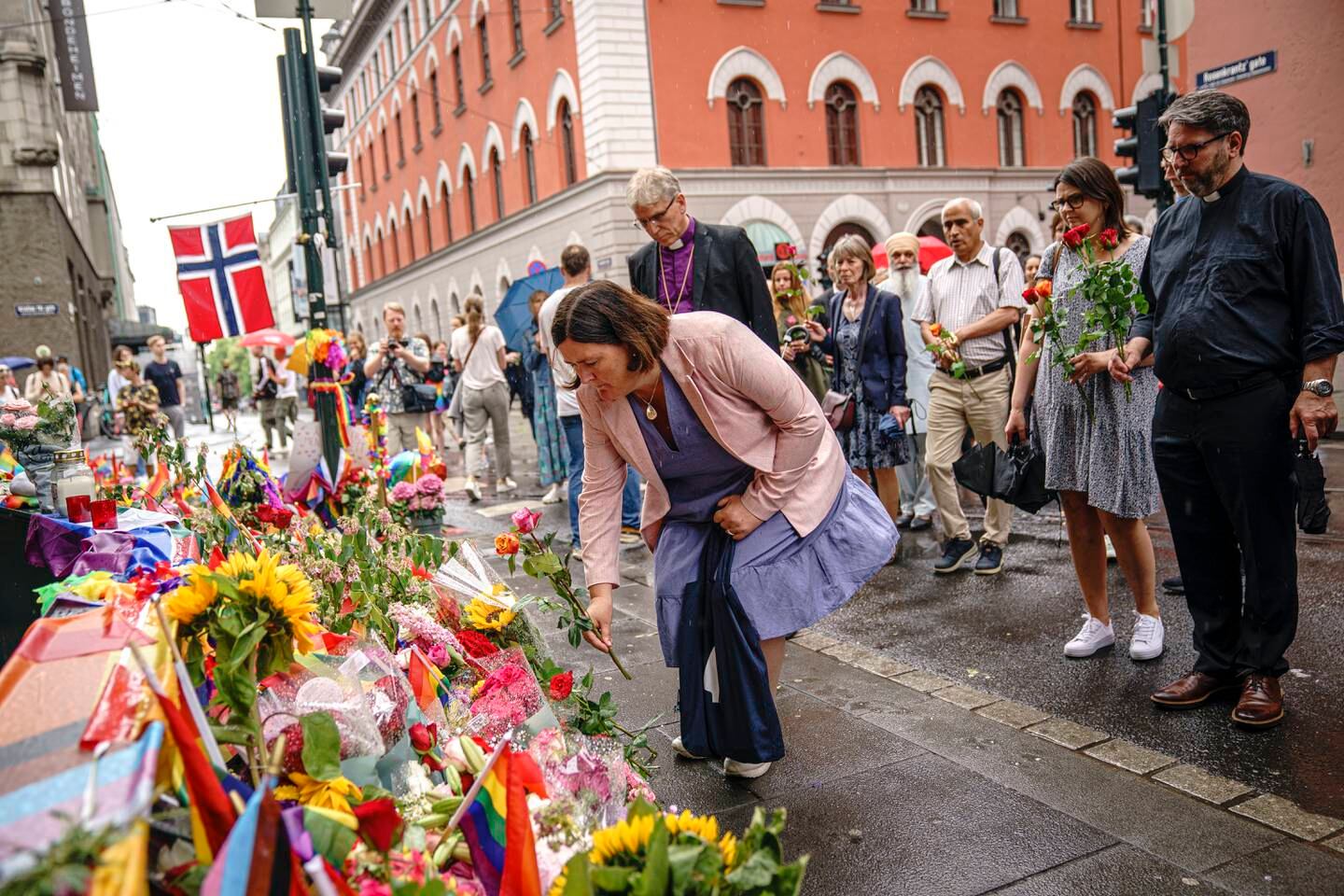Representanter fra tros og livssynssamfunn la ned blomster i Oslo sentrum søndag. Flagg og blomster utenfor London pub dagen etter terrorangrepet mot utestedet. Pride 2022. STL