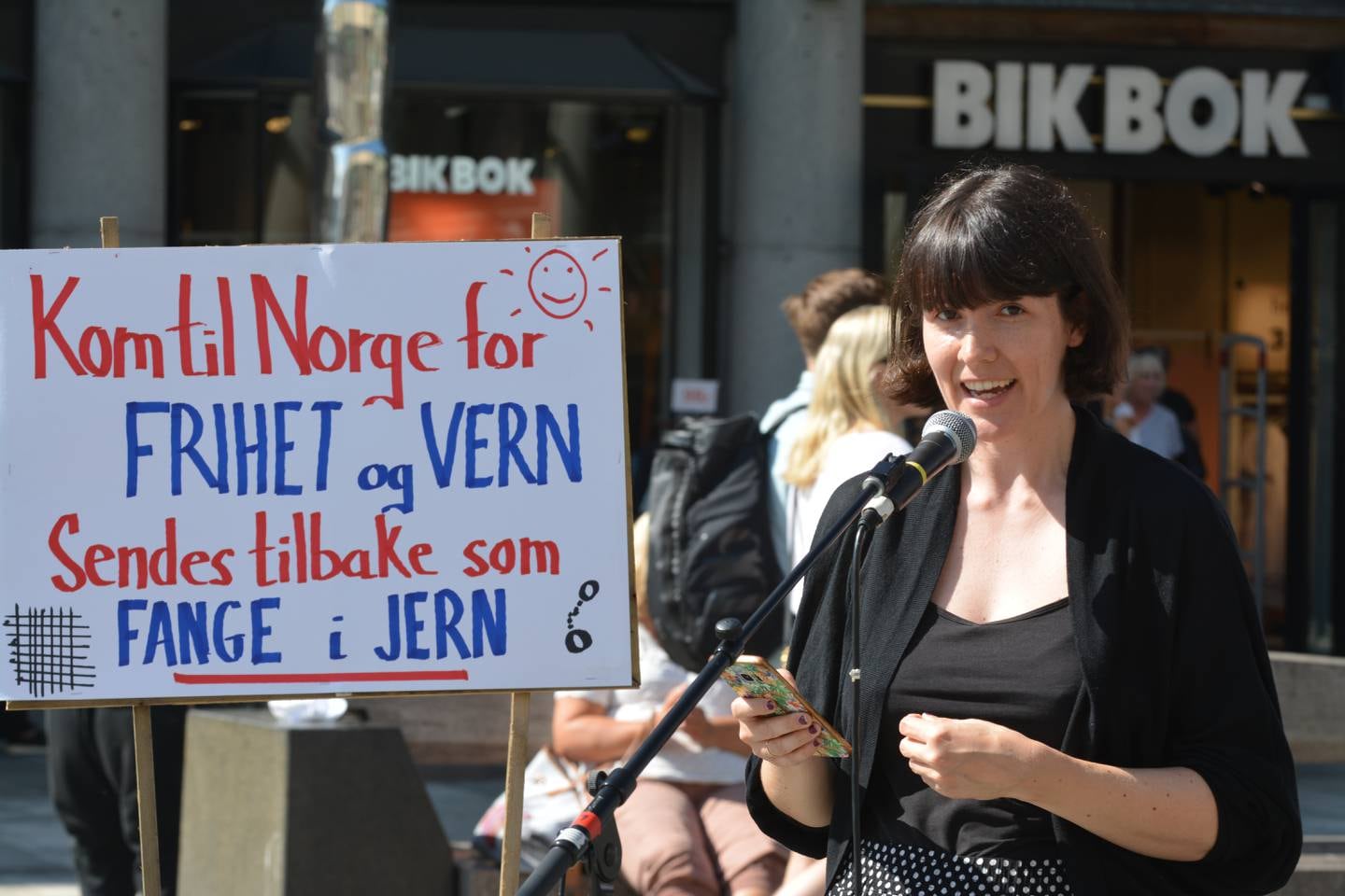 byråd Katrine Nødtvedt (MDG) deltok med appell på demonstrasjonen i Bergen for Mehdireza Kabiriasl den 30.06.21