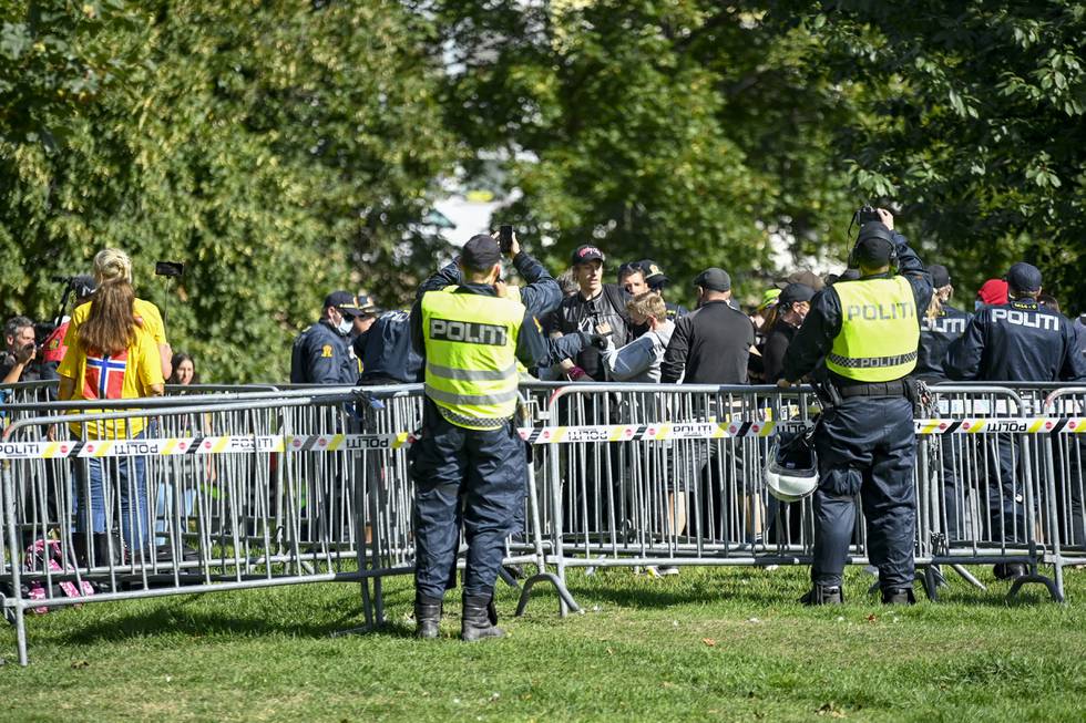 Politi og motdemonstranter under Sians markering på Kontraskjæret i Oslo.
Foto: Annika Byrde / NTB