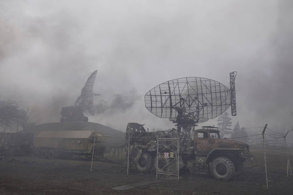 Usikkerheten som råder etter Russlands invasjon av Ukraina gir store utslag på kraftmarkedet torsdag. Her stiger røyk fra en luftforsvarsbase i Muriopol i Ukraina etter det som skal være et russisk angrep. Foto: AP/NTB/Evgeniy Maloletka