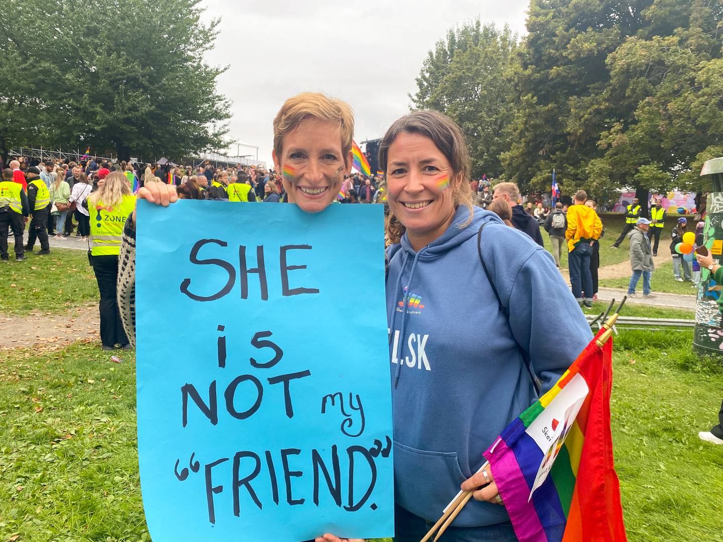 KJÆRESTER: Marit Liarbø (t.h.) gikk sammen med kjæresten Kate Showalter i regnbuetoget lørdag. Plakat med teksten "She is not my "friend"".