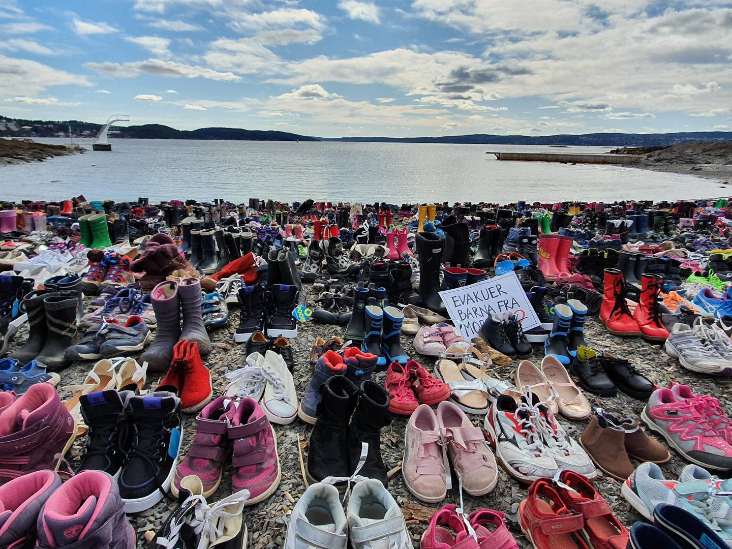 7499 par sko ble plassert på ei strand på Ulvøya i Oslo. Skoene skal til barna i Moria-leiren på den greske øya Lesbos.