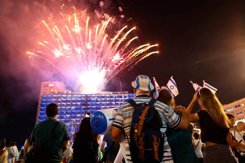 Onsdag kveld startet Israel feiringen av sin 70-årsdag med store fyrverkeri og tale av statsminister Benjamin Netanyahu. Merkedagen til Israels proklamasjon av uavhengigheten i 1948 er planlagt å vare til lørdag kveld. Her feirer israelere på Rabin-plassen i Tel Aviv.
