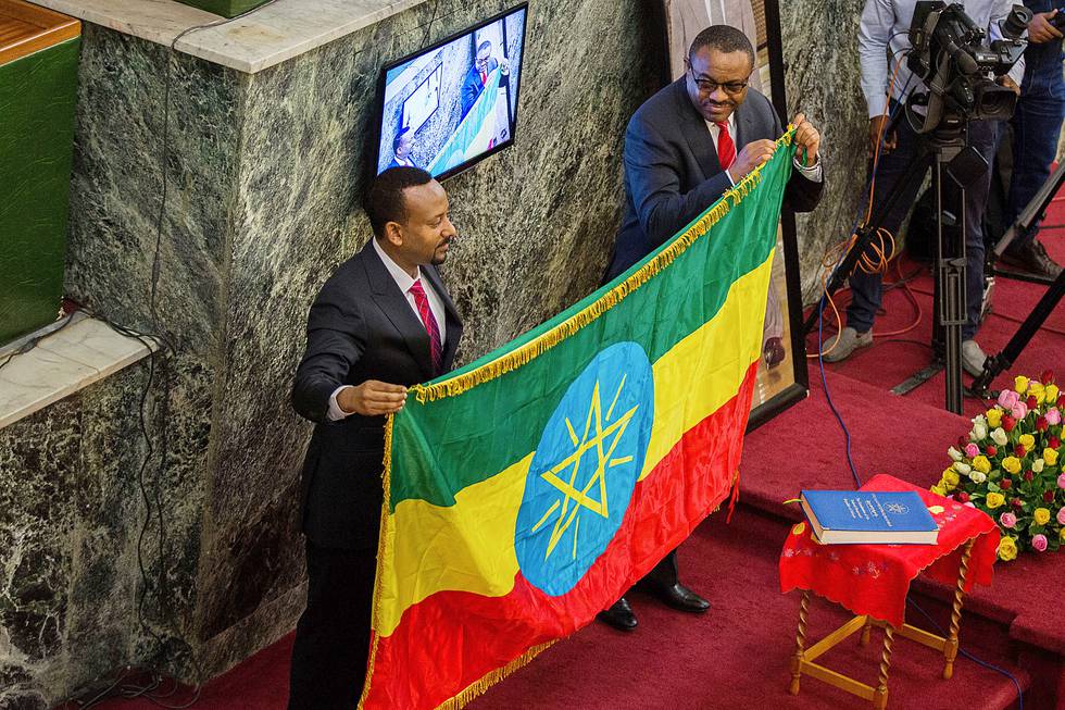 Sist mandag var det lederskifte i Etiopia, Afrikas nest mest folkerike land. Her overlater avgående statsminister Haileamariam Dessalegn (til høyre) flagget til sin etterfølger, den frittalende og reformvennlige Abiy Amhed (til venstre).