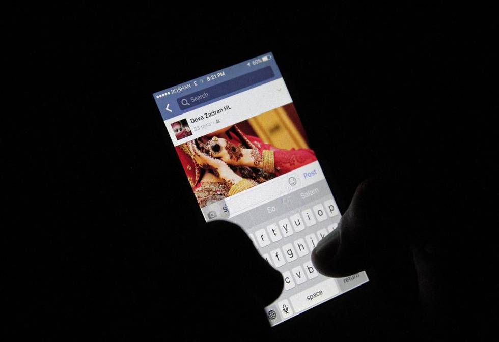 MER PÅ MINDRE SKJERM: Facebook har blitt den viktigste nyhetskilden for unge mennesker. I Norge er 68 prosent bekymret for å gå glipp av viktig informasjon, dersom nyhetene vi får servert plukkes ut av algoritmer i stedet for redaktører. 