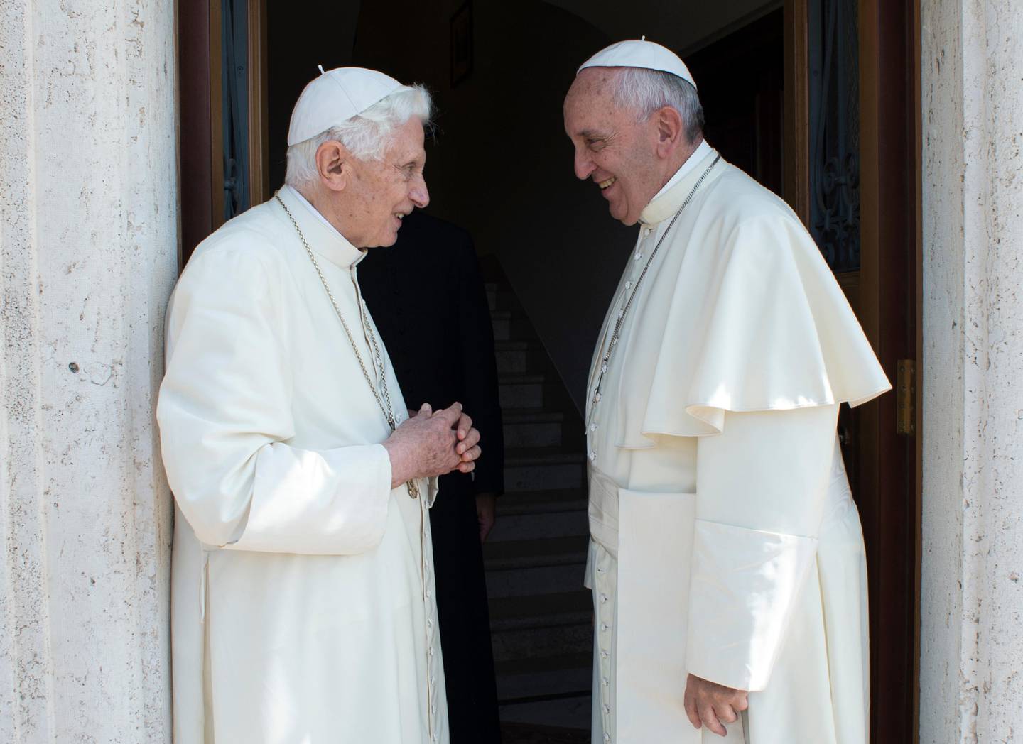 TO PAVER: Pave Frans (t.h.) og eks-pave Benedikt sammen i Vatikanet i 2015.