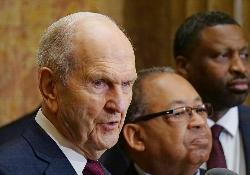 Mormonkirkens øverste leder Russell Nelson holder pressekonferanse sammen med Leon W. Russell og Derrick Johnson fra borgerrettighetsbevegelsen NAACP forrige uke.
