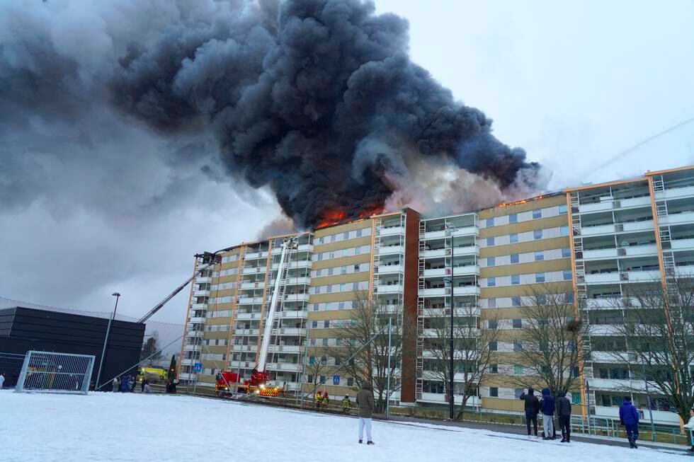 Bildet viser en brennende boligblokk på Fjell i Drammen. Foto: Terje Bendiksby / NTB