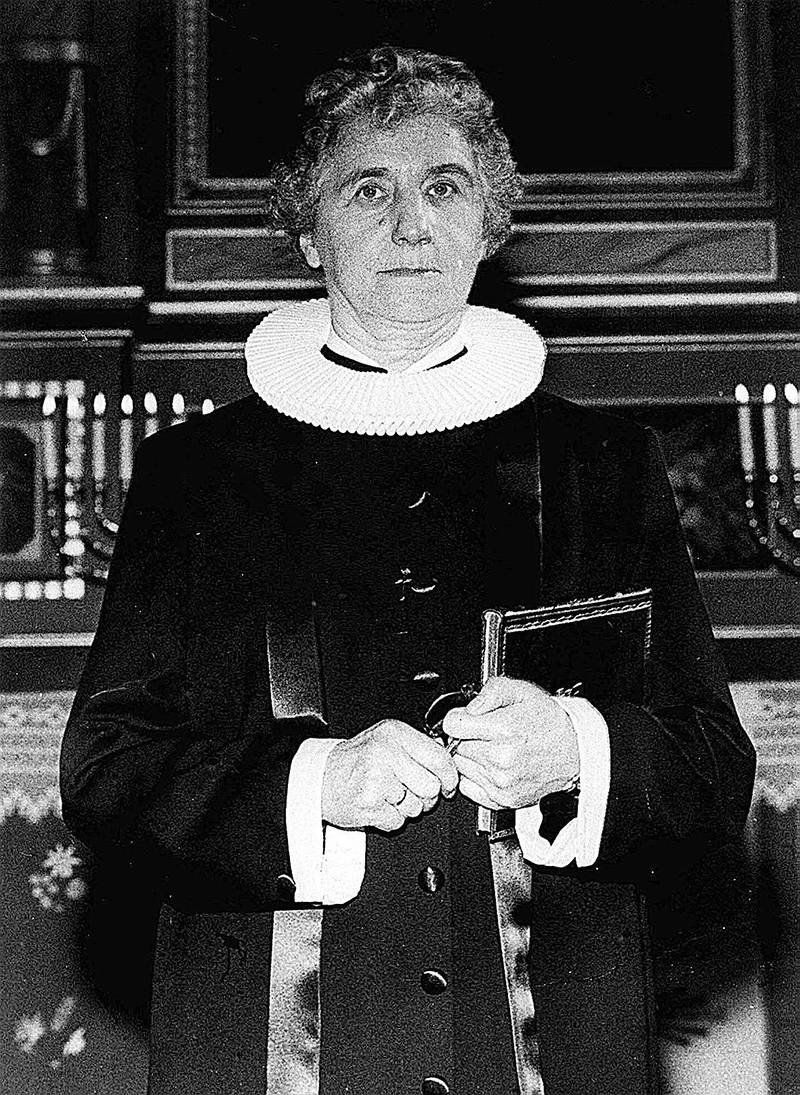 Vang 19. mars 1961. Ingrid Bjerkås ble ordinert til prest i Vang kirke. Ordinasjonen av Norges første kvinnelige prest. NTB arkivfoto / SCANPIX