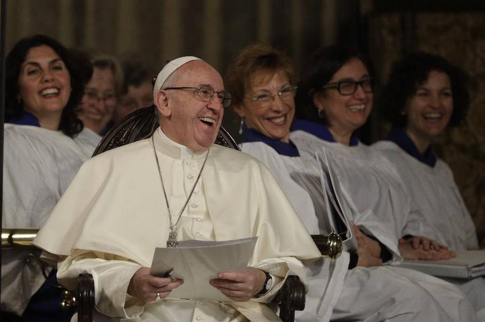 Paven mener Den katolske kirke må vurdere å la gifte menn bli ordinert som prester.