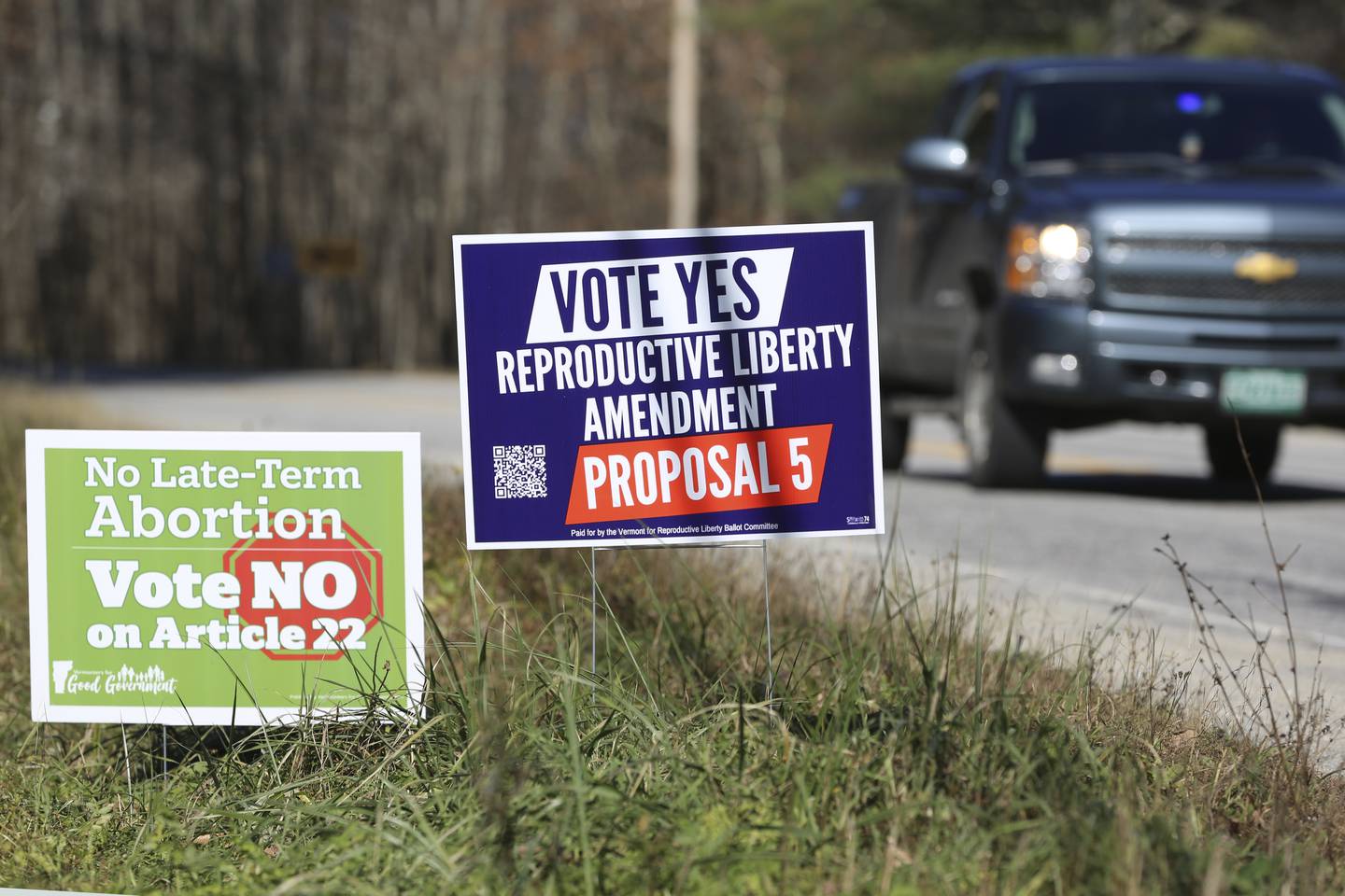 UENIGHETER: To skilt langs veien i Vermont. Den ene oppfordrer velgere til å stemme mot det nye lovforslaget, det andre oppfordrer velgerne til  gjøre det. I Vermont ble lovforslaget stemt frem tirsdag åttende november.