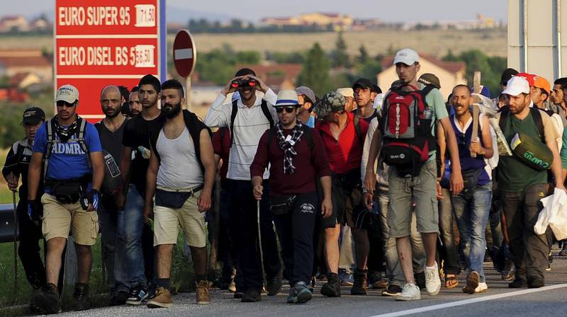 Daglig krysser tusenvis av syriske flyktninger Balkan og prøver å ta seg inn i blant annet Ungarn, som nå vil reise høye sperregjerder mot illegal innvandring via Serbia. Disse flyktningene kom for to uker siden langs en motorvei nær den serbiske grensen til Makedonia.