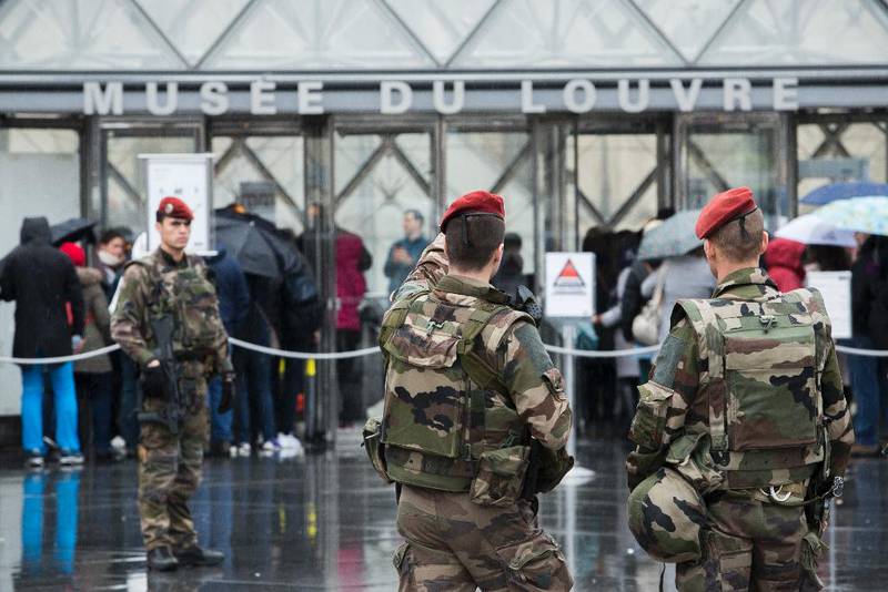 Vaktholdet er styrket etter flere islamistiske terrorangrep i Frankrike. Her voktes Louvre-museet denne måneden, etter et angrep av en mann som ropte «Allahu Akbar!».