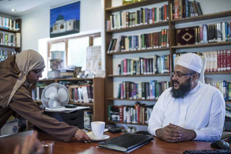På Hijaz Manor i England ligger både en lovskole og en egen shariadomstol med offentlig godkjenningsstempel. Den heter Muslim Arbitrary Tribunal (MAT), og ledes av en mann med det fulle navn Hans Eksellense, Den Lærde Åndelige Veiviser Fayz al-Siddiqi. Han er sufi-mester og kalles kort bare sjeik Siddiqi. 
