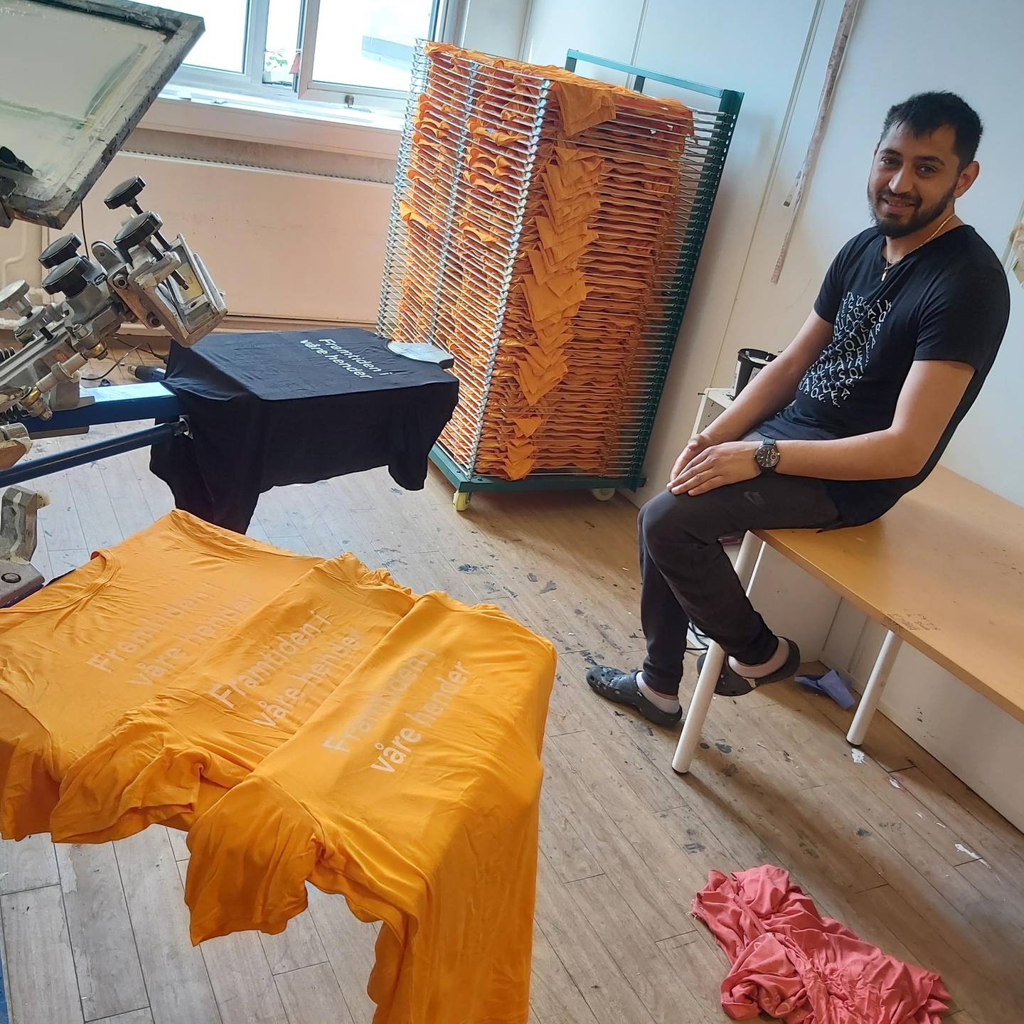 Guta Trandafir er romsk og har jobbet på tekstiltrykkeriet i Oslo i tre år, nå flytter han og trykkeri-virksomheten til Romania.