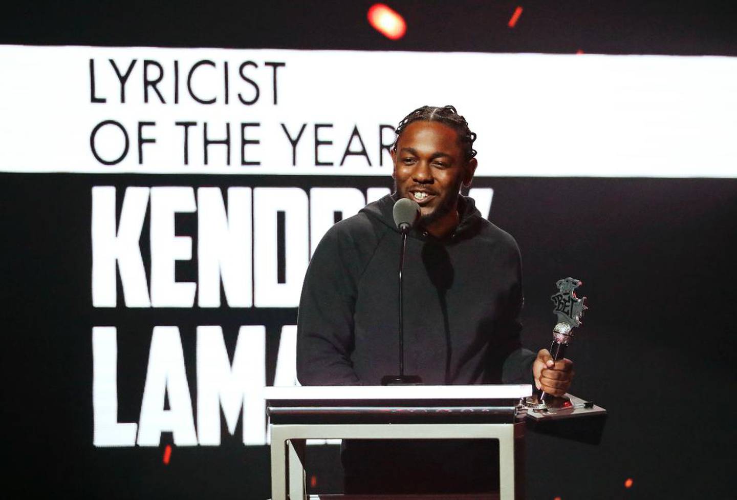 Kendrick Lamars tekster formidler dragningen mellom den smale og den brede vei. Her mottar han prisen for beste tekstforfatter under Black Entertainment Televisions prisutdeling i september.